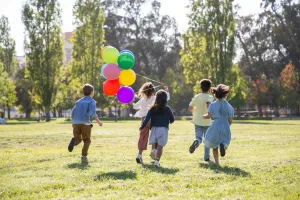 Kids playing la poursuite