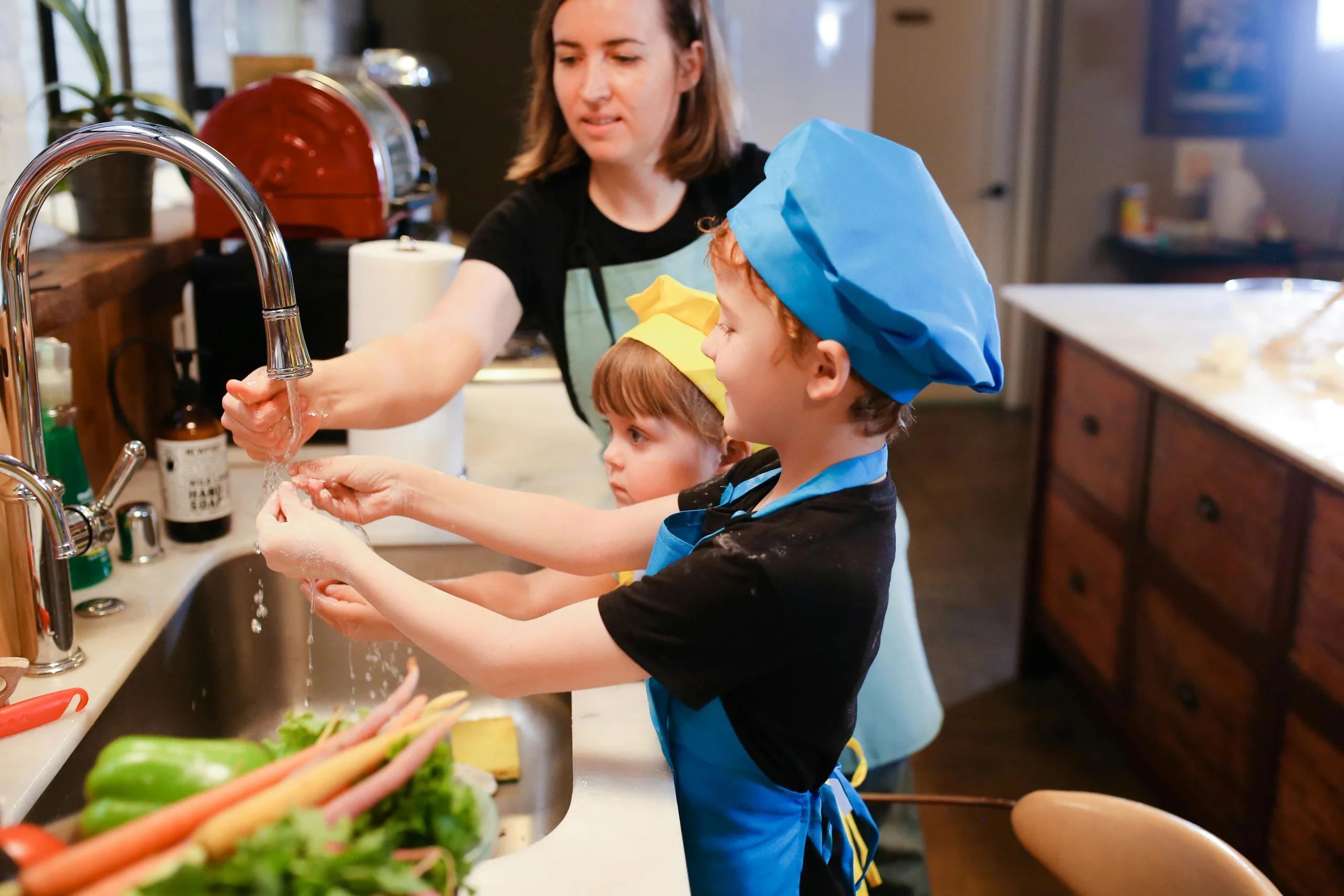 Kids cooking with Au Pair